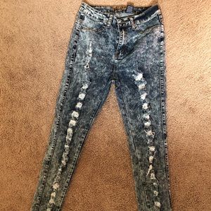 Stonewashed High waist distressed jeans